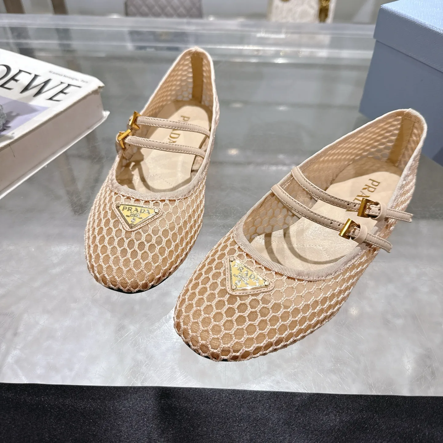 👟👟Ex-factory price 440👟👟 🔥🔥✨Prada/Prada 2024ss spring and summer new products are now available🌟 Mary Jane flat ballet shoes Soft and comfortable, recommended by major bloggers in Little Red Book, proper college style ➕Commuting 1-1 development Round-head golden triangle button Fabric: patent leather, sheepskin, silk fabric Sheepskin lining code number: 35 to 40 (41 is custom-made and cannot be returned or exchanged)